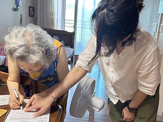 어르신 문서작성을 도와주는 직원 모습