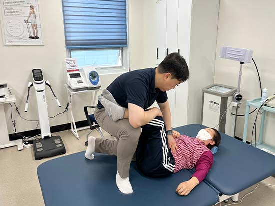 어르신을 진료하는 모습 