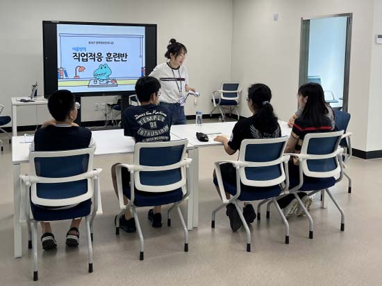 교실에서 강사에게서 직업적응훈련을 받고 있는 수강생 모습 